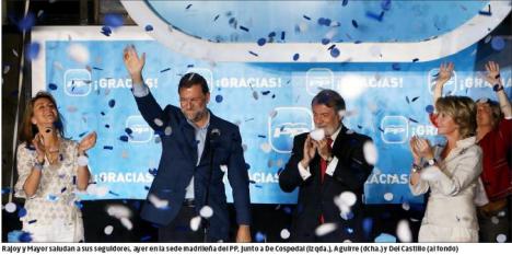 Rajoy y Mayor saludan a sus seguidores